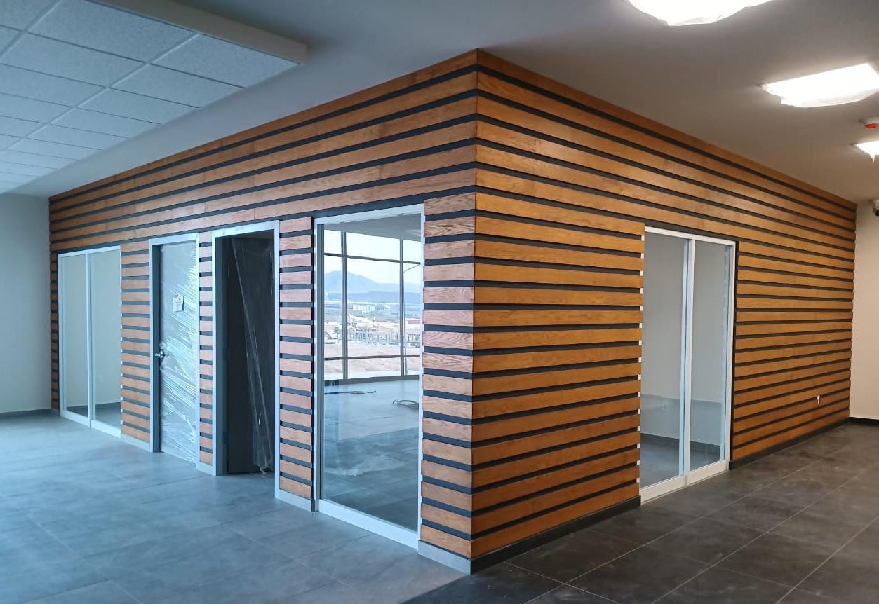 Lambrín de madera en listón sobre muro de oficina