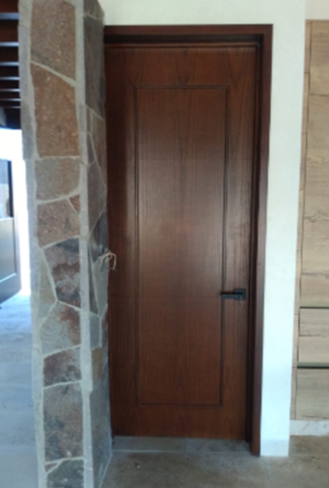 Puerta oculta con herrajes en latón